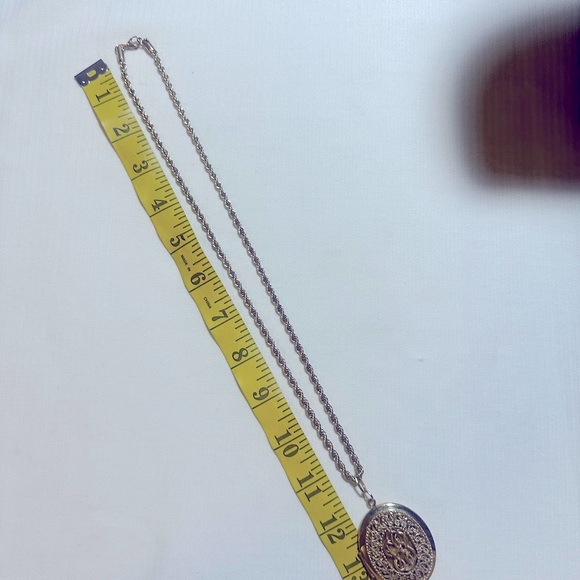 Beautiful Vintage Gold 2-Photo Locket Pendant Necklace - Picture 6 of 7